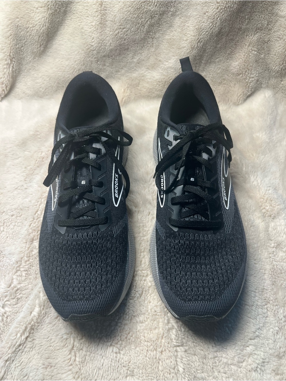 Women's Brooks Levitate 6 running shoes in black Size 12